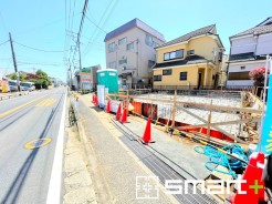 ～十分な広さのある前面道路～
・前面道路は約１０ｍございますので、お車でのすれ違いも楽々で余計なストレスがかかりません。
・日々お車での移動が多い方には大切なポイントですね。
