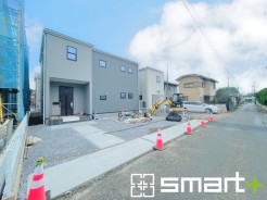 ～閑静な住宅街の立地～
・周辺は閑静な住宅街となっておりますので、静かな暮らしをご実現いただけます。
・前面道路の交通量も多くないので、小さなお子様がいるご家庭でもご安心ですね。
