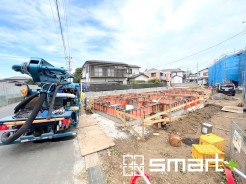 ～閑静な住宅街の立地～
・周辺は閑静な住宅街となっておりますので、静かな暮らしをご実現いただけます。
・前面道路の交通量も多くないので、小さなお子様がいるご家庭でもご安心ですね。
（1号棟）
