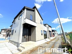 ～閑静な住宅街の立地～
・周辺は閑静な住宅街となっておりますので、静かな暮らしをご実現いただけます。
・前面道路の交通量も多くないので、小さなお子様がいるご家庭でもご安心ですね。
(1号棟)