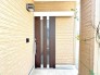 ～デザイン性に優れた玄関～
・モダンなデザインの玄関ドアを採用する事でお住まいの「顔」の印象が大きく変わります。
・スライド式でバリアフリーな玄関ドアです。
