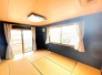 ～２面採光の明るいお部屋～
・和室は２面採光とする事で穏やかな陽の入る明るい空間となっております。
・くつろぎのプライベート時間を明るい空間で穏やかにお過ごしいただけます。
