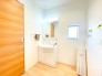 1号棟 ～シャワー付き洗面台を採用～
・洗面台の蛇口がホースで伸びシャワーとしてご利用可能。
・朝の寝ぐせ直しなどにシャワーを使いたい時、洗面台の掃除をする際にも便利にお使いいただけますよ。
