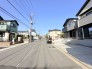 ～閑静な住宅街の立地～
・周辺は閑静な住宅街となっておりますので、静かな暮らしをご実現いただけます。
・前面道路の交通量も多くないので、小さなお子様がいるご家庭でもご安心ですね。
1号棟