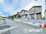 ～閑静な住宅街の立地～
・周辺は閑静な住宅街となっておりますので、静かな暮らしをご実現いただけます。
・前面道路の交通量も多くないので、小さなお子様がいるご家庭でもご安心ですね。
